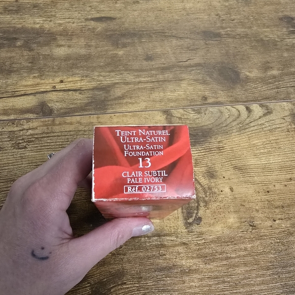 New Clarins Paris 13 teint Ultra-Satin Foundation 1.2 OZ Pale ivory - Picture 2 of 8